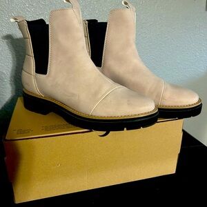 Tom’s Suede Boots- 9.5